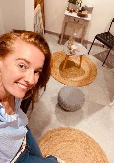 Diane de Sagazan souriante dans son cabinet