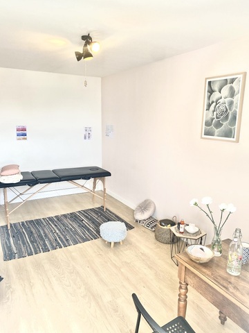 Je vous accueille dans mon cabinet pour des séances de kinésiologie ou de massage Chi Nei Tsang